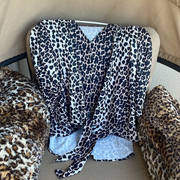 CHEETAH PRINT VERY SPACIOUS AND COMFY! wore once. Ties in front. - Picture 3 of 6